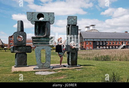 Snape Maltings Suffolk UK Juni 2017 - Snape Maltings ein Zentrum von Kunst, Musik und außergewöhnlicher natürlicher Schönheit The Family of Man ist eine unfertige Skulptur Stockfoto