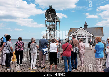 Southwold Suffolk UK - die Wasseruhr am Pier im Sommer Stockfoto