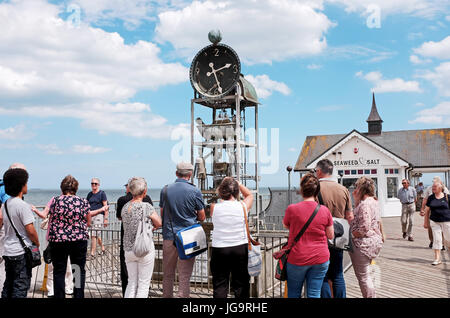 Southwold Suffolk UK - die Wasseruhr am Pier im Sommer Stockfoto