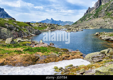 Bergsee in hängenden Tal und Schneeschmelze. Ergaki Ridge. Westlichen Sayan. Südlichen Sibirien. Russland Stockfoto