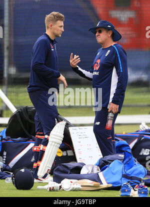 England Kapitän Joe Root (links) spricht mit Trainer Trevor Bayliss während der Netze-Sitzung bei Herrn, London. Stockfoto