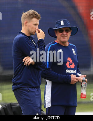 England Kapitän Joe Root (links) spricht mit Trainer Trevor Bayliss während der Netze-Sitzung bei Herrn, London. Stockfoto