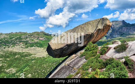 Hängende Stein liegt auf geneigten Oberfläche des Berges über dem Abgrund. Ein riesiger Felsblock aus Granit und Syenit wird unterstützt von einem kleinen Gebiet am Berg. ERG Stockfoto