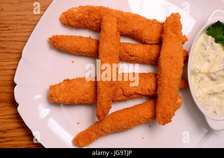 Hausgemachte gebratener Mozzarella Sticks mit Marinara Sauce. Stockfoto