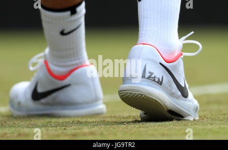 Details zu den Trainern des siebenfachen Wimbledon-Champions Roger Federer am zweiten Tag der Wimbledon Championships im All England Lawn Tennis und Croquet Club in Wimbledon. Stockfoto