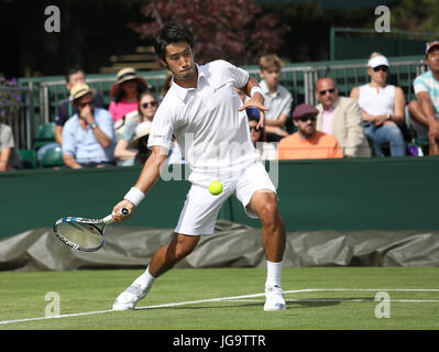 Yuichi Sugita im Einsatz gegen Brydan Klein am zweiten Tag der Wimbledon Championships beim All England Lawn Tennis und Croquet Club in Wimbledon. DRÜCKEN SIE VERBANDSFOTO. Bilddatum: Dienstag, 4. Juli 2017. Siehe PA Geschichte TENNIS Wimbledon. Bildnachweis sollte lauten: Philip Toscano/PA Wire. Stockfoto