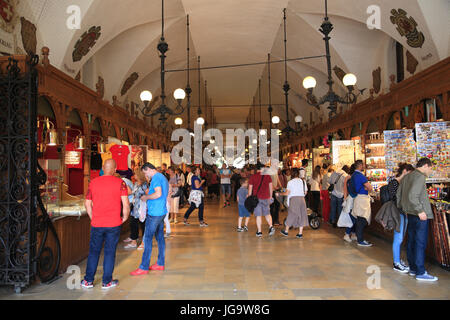 Souvenirshops in den Tuchhallen (Sukiennice) am Rynek, Krakau, Polen, Europa Stockfoto