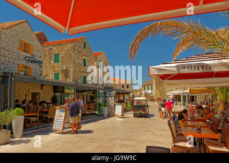 Bars und Cafés in der Altstadt von Primosten, Kroatien Stockfoto