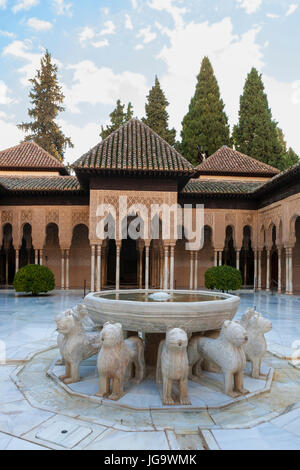 Patio de Los Leones (Hof der Löwen), Palacios Nazaríes, La Alhambra, Granada, Andalusien, Spanien: der gleichnamigen Brunnen im Vordergrund Stockfoto