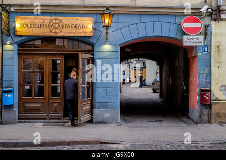 RIGA, Lettland - ca. Mai 2014: Bar in der Altstadt von Riga. Stockfoto