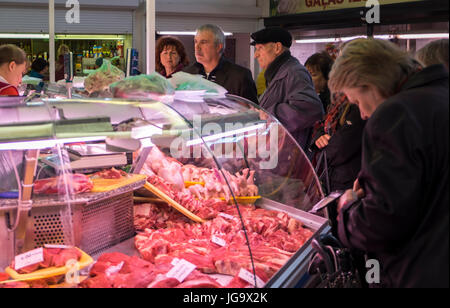 RIGA, Lettland - ca. Mai 2014: Menschen in Riga Central Market kaufen Stockfoto