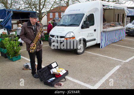 Mittleren Alters Busker Tenorsaxophon auf einem Suffolk Street-Markt Stockfoto