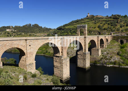 Römische Brücke über den Fluss Tajo in Alcantara, Provinz Cáceres, Extremadura, Spanien Stockfoto