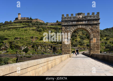 Römische Brücke über den Tejo in Alcantara, Provinz Cáceres, Extremadura, Spanien (In der Draufsicht der Stadt Alcantara) Stockfoto