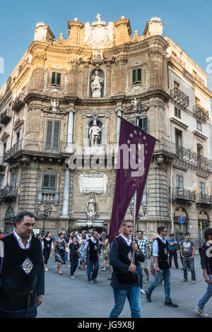 Festa de Corpus Dominus, der Vairious katholischen Bruderschaften des Palermo-Prozesses durch die Quattro Cante Kreuzung am Corso Vittorio Emanuele ce Stockfoto