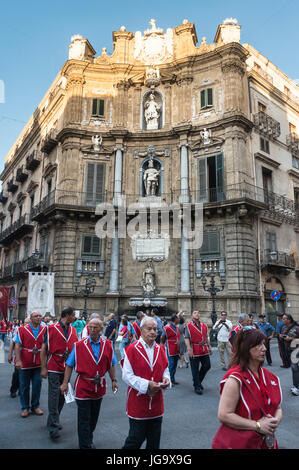 Festa de Corpus Dominus, der Vairious katholischen Bruderschaften des Palermo-Prozesses durch die Quattro Cante Kreuzung am Corso Vittorio Emanuele ce Stockfoto