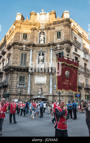 Festa de Corpus Dominus, der Vairious katholischen Bruderschaften des Palermo-Prozesses durch die Quattro Cante Kreuzung am Corso Vittorio Emanuele ce Stockfoto