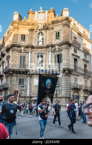 Festa de Corpus Dominus, der Vairious katholischen Bruderschaften des Palermo-Prozesses durch die Quattro Cante Kreuzung am Corso Vittorio Emanuele ce Stockfoto