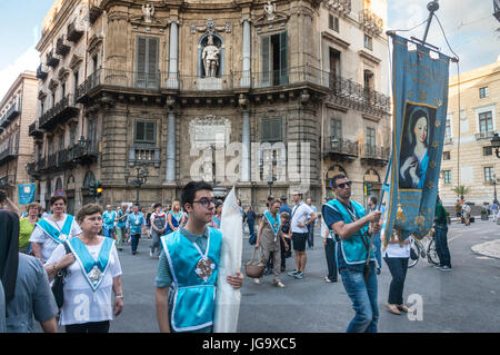 Festa de Corpus Dominus, der Vairious katholischen Bruderschaften des Palermo-Prozesses durch die Quattro Cante Kreuzung am Corso Vittorio Emanuele ce Stockfoto