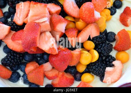 Obstsalat mit frischem und gesundem Obst und veganem Joghurt Stockfoto