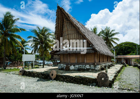 Traditionelles Haus mit Stein Geld vorne, Insel von Yap, Mikronesien Stockfoto