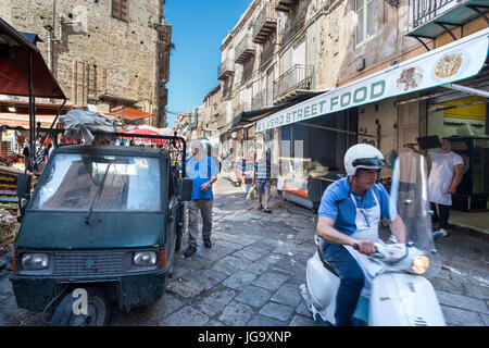 Straßenszene in The Ballarò-Markt im Stadtteil Albergheria zentrale Palermo, Sizilien, Italien. Stockfoto