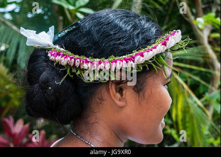 Junges Mädchen mit Blumen im Haar, Insel von Yap, Mikronesien Stockfoto