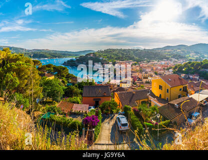 Panoramablick auf Hafen und Dorf Porto Azzurro, Elba-Inseln, Toskana, Italien Stockfoto