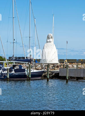 Die Statue, die Fruen Fra Havet (die Frau vom Meer) in Saeby Hafen Jütland Dänemark Stockfoto