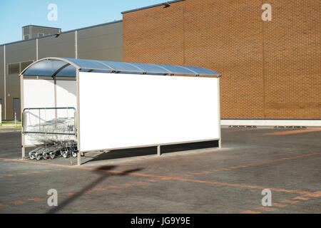 Mock up. Shopping Carts Return Point auf einem Parkplatz in der Nähe von Supermarkt Stockfoto