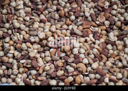 Hintergrund-Muttern, Walnuss, Pistazien, Erdnüsse, Haselnuss, indische Mutter auf einem Haufen, gesunde Ernährung Stockfoto