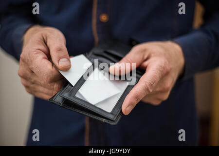 Bank-Karte, Visitenkarte, Geldbörse, Geschäftsmann in seinen Händen hält und setzen Sie die Karte in Ihrer Brieftasche Stockfoto