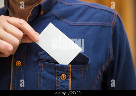 Bank-Karte, Visitenkarte, Geschäftsmann in Shirt hält eine Karte zurück in seine Hemdtasche Stockfoto