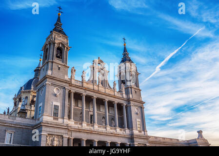 Madrid, Spanien: die Kathedrale der Heiligen Maria der Ryoal von La Almudena Stockfoto