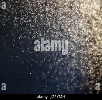 Schönen Bokeh aus Fokus Hintergrund, gemacht von Spritzwasser gegen das Sonnenlicht Stockfoto