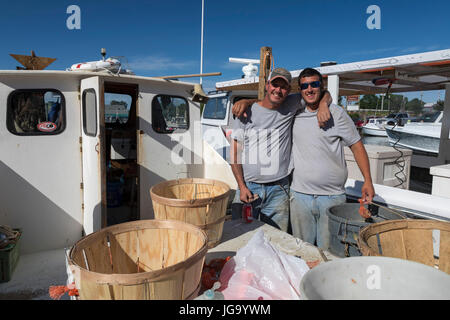 Tilghman Island, Maryland - Commerical Krabbe Fischer auf die Chesapeake Bay-Pose für ein Bild während der Hetze ihre Angelschnur mit Muscheln. Stockfoto