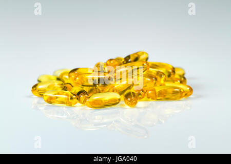 Gel-Kapseln Omega-3 Fischöl. Nahaufnahme Kapseln Fischöl auf weißem Hintergrund. Die Ergänzung hohen Vitamin E Omega-3 und DHA. Stockfoto