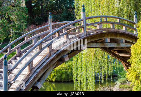 verwitterte Holz Bogenbrücke im japanischen Garten Stockfoto