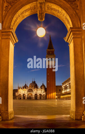 Venedig St. Mark's Basilika und Turm in der Dämmerung Stockfoto