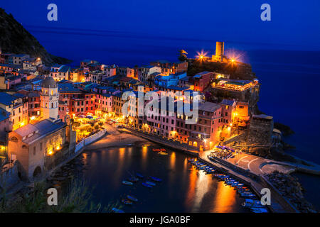 Vernazza, eines der Dörfer der Cinque Terre, in der Dämmerung Stockfoto