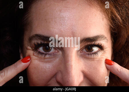 Detail der Falten in die Augen einer Frau Stockfoto