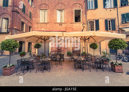 Restaurants in historischen Straßen von Lucca, Toskana, Italien. Stockfoto