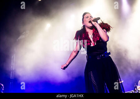 Mailand, Italien. 4. Juli 2017. Amy Lee während der Leistung. Rockband Evanescence tritt im Ippodromo di San Siro in Mailand, Italien. Bildnachweis: Mairo Cinquetti/Pacific Press/Alamy Live-Nachrichten Stockfoto