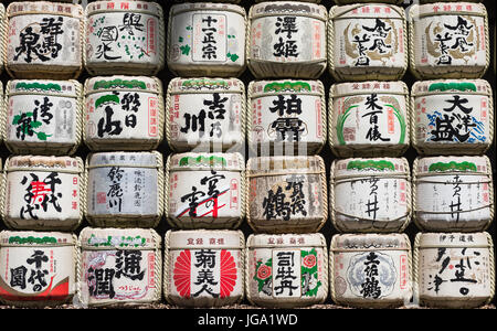 Sake-Fässer im Meiji Jingu Shinto-Schrein, Shibuya, Tokyo, Japan Stockfoto