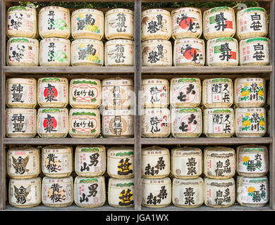 Sake-Fässer im Meiji Jingu Shinto-Schrein, Shibuya, Tokyo, Japan Stockfoto