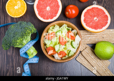 Lebensmittel für die Ernährung auf einen hölzernen Tisch. Konzept der Ernährung und gesunde Lebensweise. Stockfoto