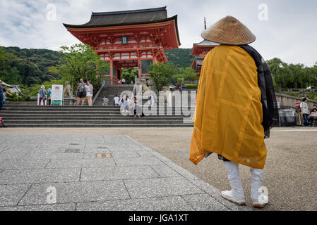 Bettelmönch in traditioneller Kleidung im Kiyomizu-Dera-Tempel, Kyoto, Japan Stockfoto