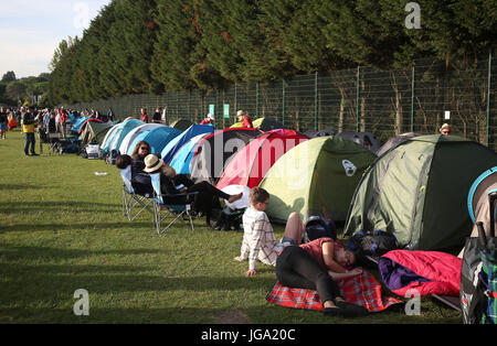 Am dritten Tag der Wimbledon Championships im All England Lawn Tennis and Croquet Club in Wimbledon campen Menschen im Wimbledon Park. Stockfoto