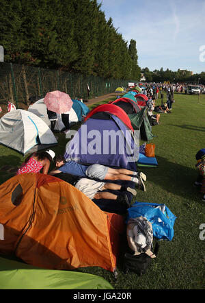 Am dritten Tag der Wimbledon Championships im All England Lawn Tennis and Croquet Club in Wimbledon campen Menschen im Wimbledon Park. Stockfoto