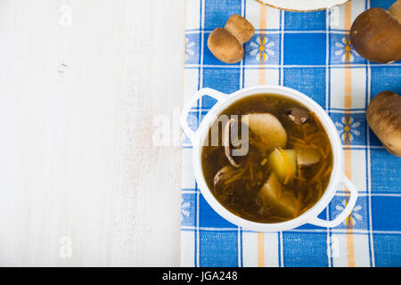 Suppe von Waldpilzen auf einem Holztisch. Köstliche weiße Pilze in einer Platte. Stockfoto